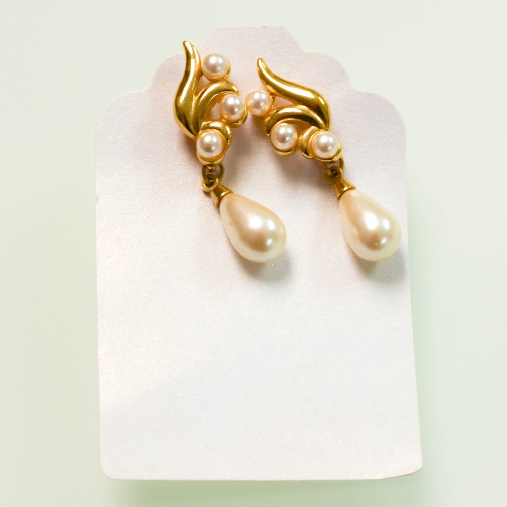 Vintage inspired gold pearl tear drop earrings - Picture 1 of 4